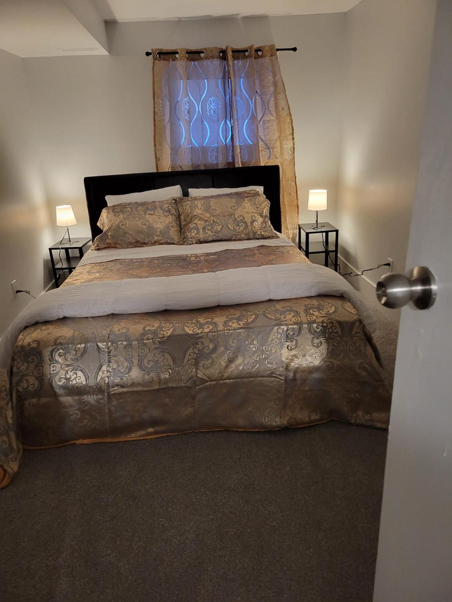 Furnished Room-5 Close To U Of A In - With Shared Spaces Homestay