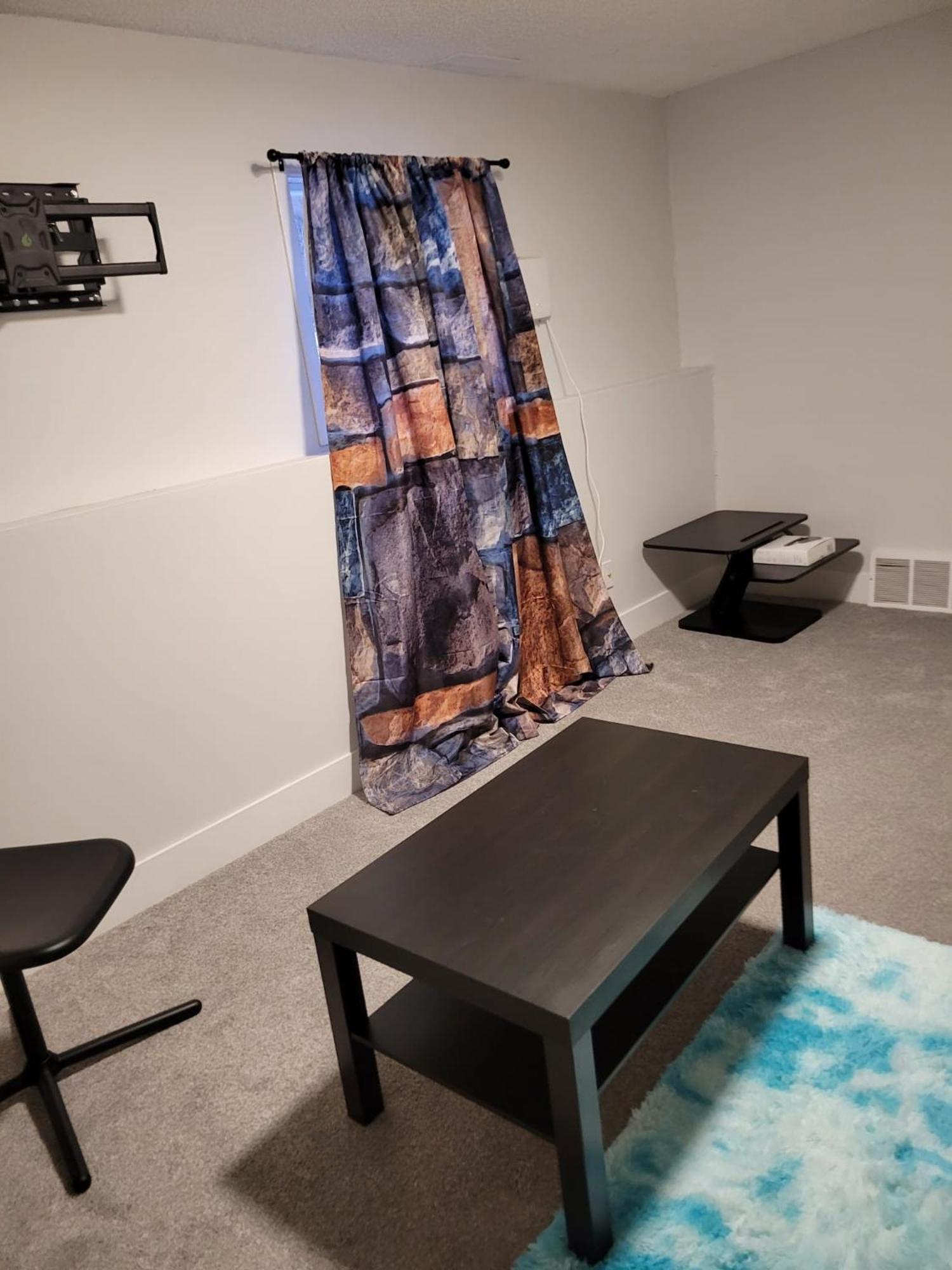 Furnished Room-5 Close To U Of A In - With Shared Spaces Homestay