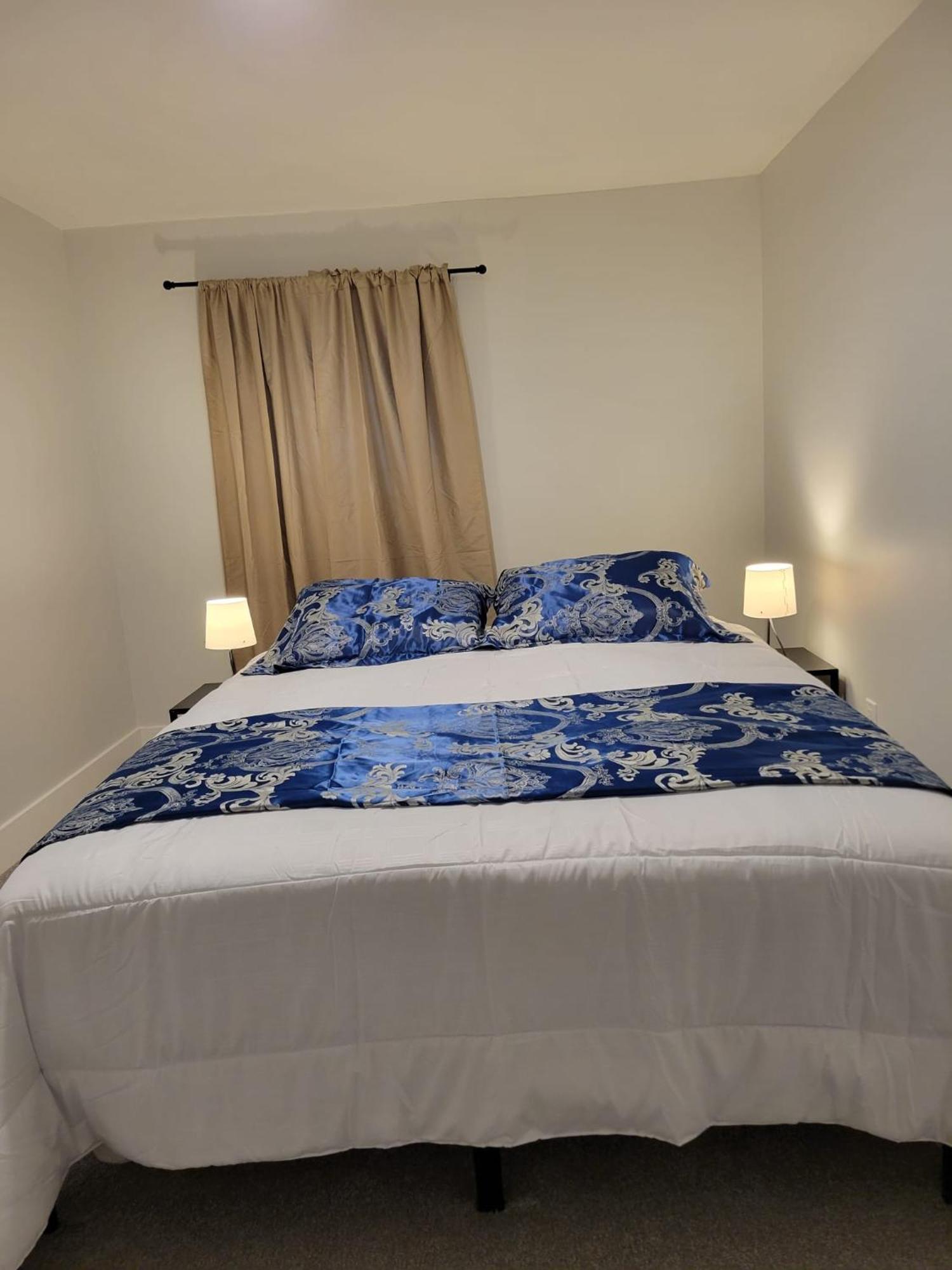 Furnished Room-5 Close To U Of A In - With Shared Spaces Homestay *