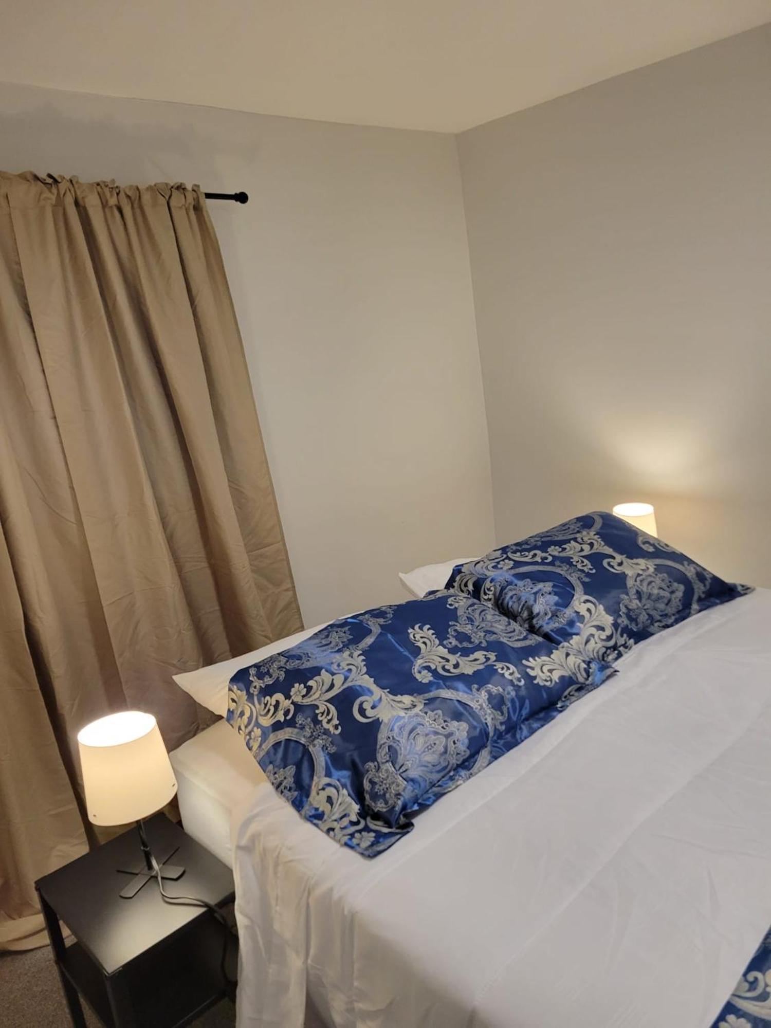 Homestay Furnished Room-5 Close To U Of A In - With Shared Spaces *